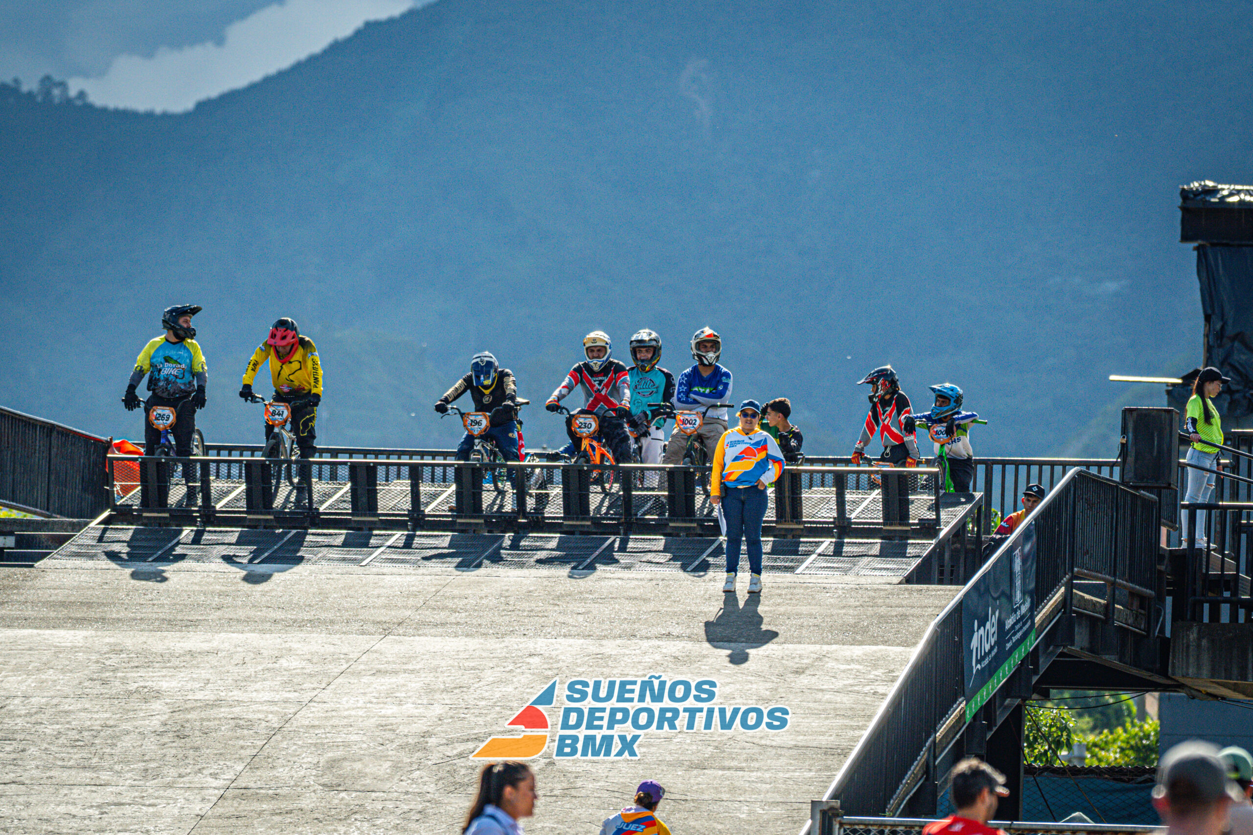 Más de 380 corredores protagonizaron una noche histórica en Medellín durante la X Válida de Sueños Deportivos BMX